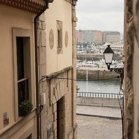 Apartamento en Cimadevilla junto al Puerto Deportivo Apartamento *
