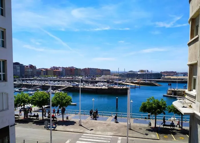 En Cimadevilla Junto Al Puerto Deportivo Gijón