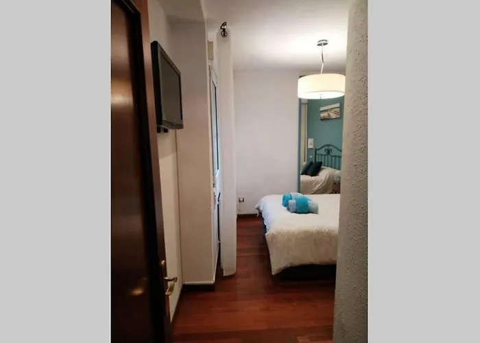 En Cimadevilla Junto Al Puerto Deportivo 希洪