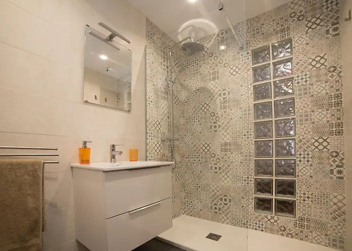 En Cimadevilla Junto Al Puerto Deportivo 希洪