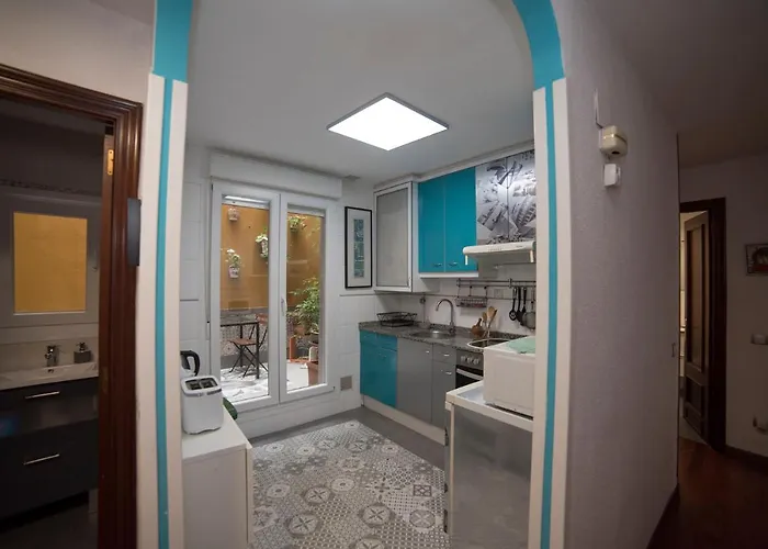 En Cimadevilla Junto Al Puerto Deportivo *